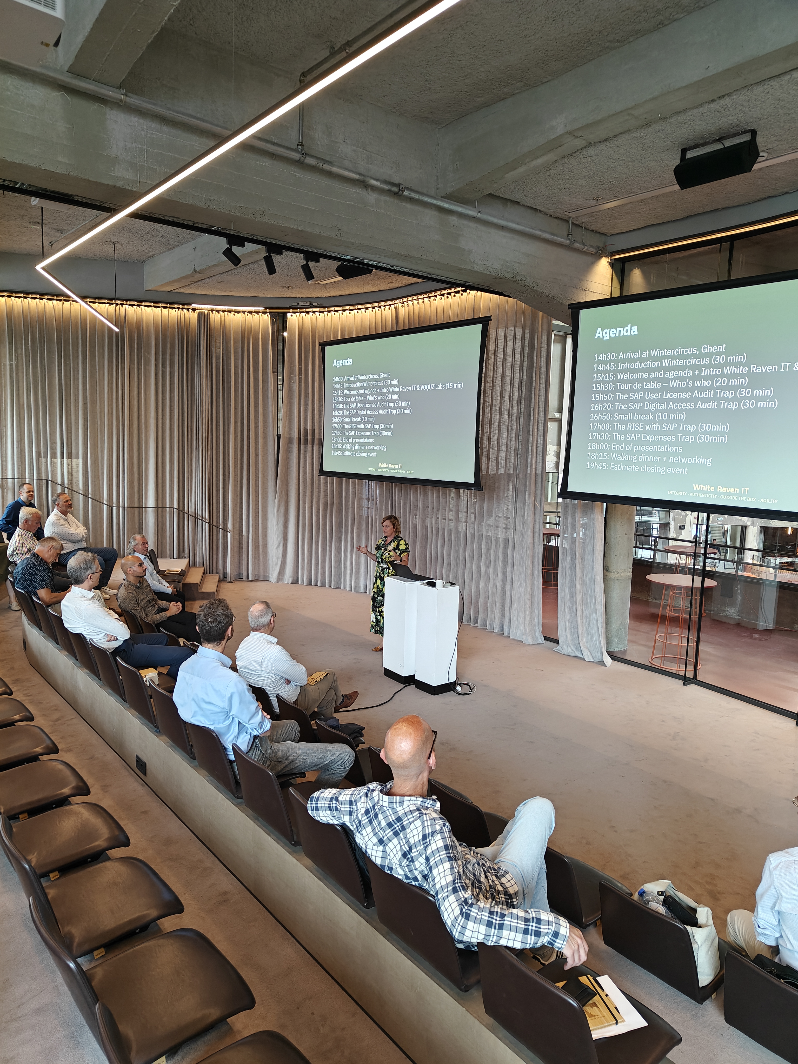 Audience interaction – Belgian IT leaders and procurement professionals exchanging ideas during the interactive Q&A.